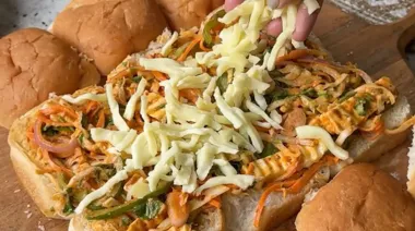 Cheesy veg paneer garlic pull-apart buns with stuffing